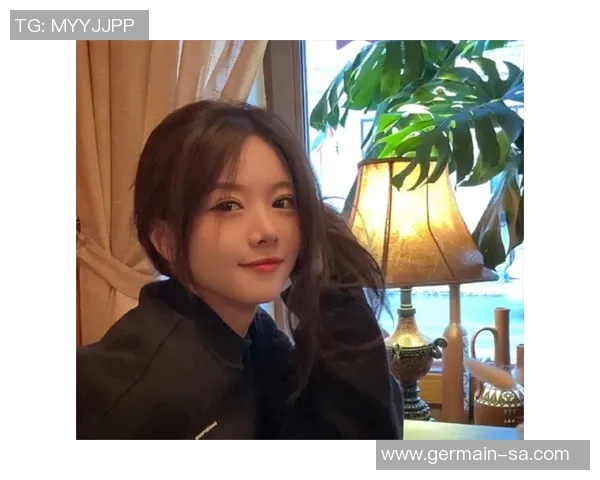 余霜化身足球明星展现独特魅力与技巧引发热议 余霜化身足球明星展现独特魅力与技巧引发热议