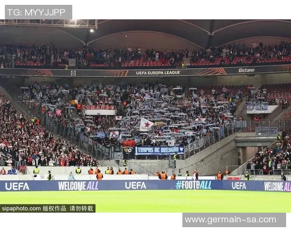 成都足球明星赛现场激情四溢球迷齐聚共享足球盛宴 成都足球明星赛现场激情四溢球迷齐聚共享足球盛宴