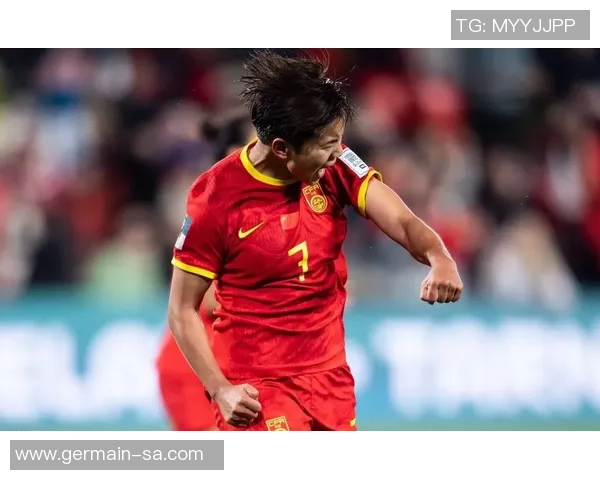 王霜精彩射门瞬间引发全场欢呼展现足球明星风采 王霜精彩射门瞬间引发全场欢呼展现足球明星风采