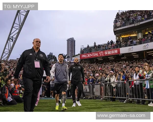 足球明星齐聚北京激情对决引发球迷热潮与期待 足球明星齐聚北京激情对决引发球迷热潮与期待